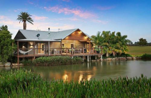 Keinbah Villa | Lilies Lakeside Spa Villa - 1 Bedroom