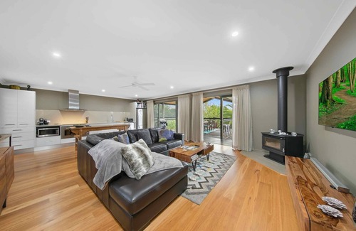 Keinbah Casa | Lilies Poolside Villa - Romance and tranquility in the heart of Lovedale
