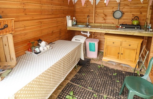 Westbrook Court Cabaña | LILLIEBELL, romantic, with open fire in Weobley