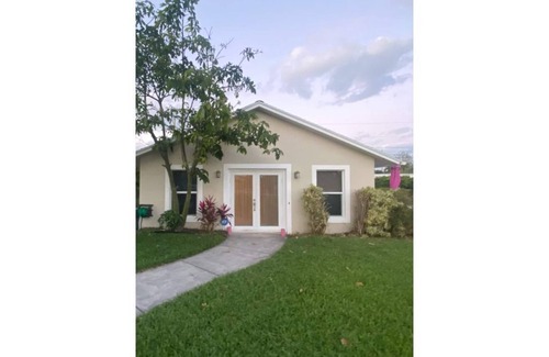 Hobe Sound Casa | Lilly Pulitzer inspired cottage in the beautiful beach town of Hobe Sound, FL.