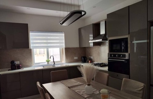 Marsalforn Apartamento | Lilly's sea view apartment
