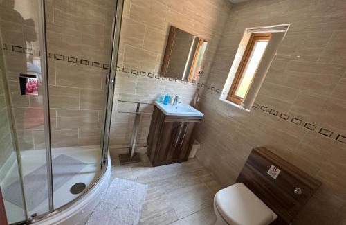 Fitling Casa | Lily Lodge-Tranquil-Hot Tub-Fishing-7m to beach