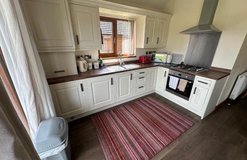 Fitling Casa | Lily Lodge-Tranquil-Hot Tub-Fishing-7m to beach