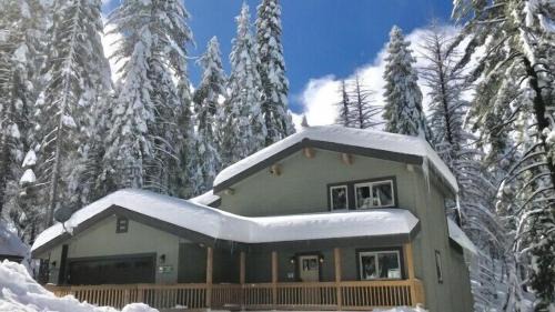 Yosemite West Chalet De Esquí | Lily of the Valley - Big Wall, Yosemite Day Use Reservations, Breakfast, Forest View and WiFi