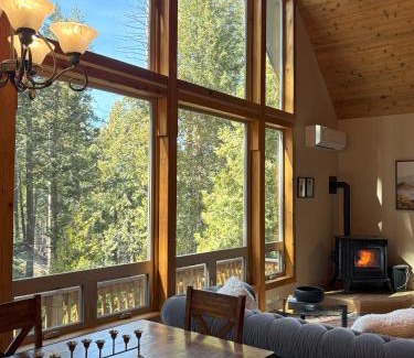 Yosemite West Chalet De Esquí | Lily of the Valley - Big Wall, Yosemite Day Use Reservations, Breakfast, Forest View and WiFi