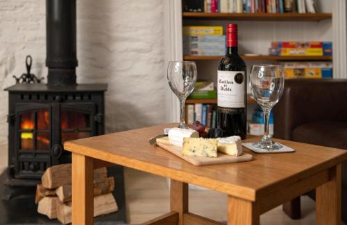 Wadebridge Casa | Lily Pad Cottage with hot tub