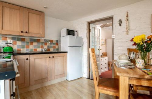 Wadebridge Casa | Lily Pad Cottage with hot tub