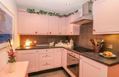 Okehampton Cabaña | LILY PAD, romantic, character holiday cottage in Okehampton