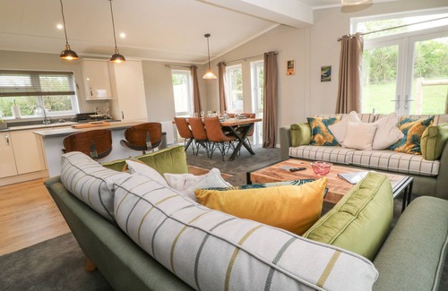Lifton Cabaña | LILY, pet friendly, with hot tub in Ashwater