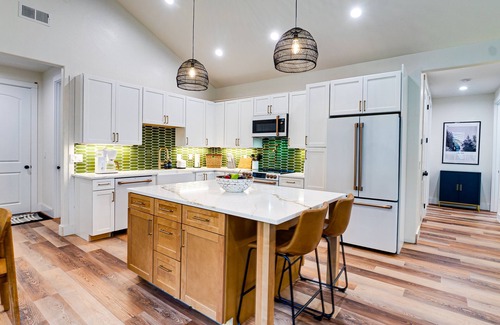 Gold Beach Casa | Lily Pond House. Stylish Coastal Home, 5 min. Walk to Beach, SPA