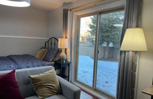 Southwest Calgary Casa | Lily room near golf and banff newly renovated VERY Quiet