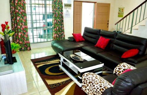 Tanah Rata Casa | LILY VACATION HOME at CAMERON HIGHLANDS - 12 PAX,FREE WiFi w CARPORCH