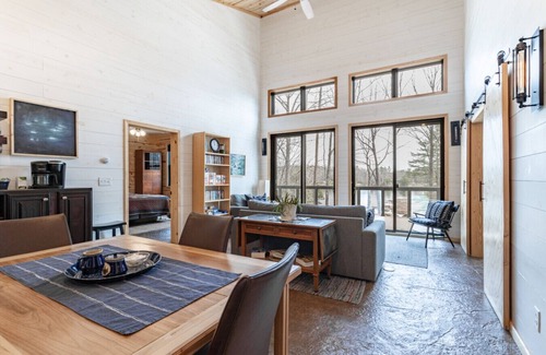 Hayward Cabina | Lilypad Lake House - Nelson Lake - Dog Friendly - Trail Access