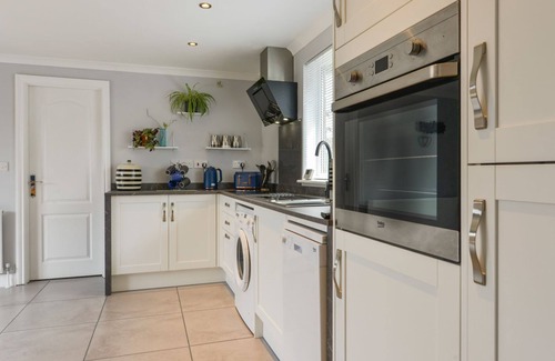 Okehampton Cabaña | LILYS PAD, pet friendly, with open fire in Okehampton