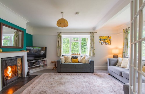 Etchinghill Apartamento | Lilywood - a holiday let by Bloom Stays that sleeps 12 guests in 4 bedrooms