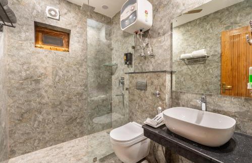 Noida Apartamento | Lime Tree Hotel & One Bed Room Serviced Apartment - Noida Next to Sector 50 Metro with Party Venue