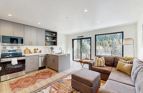 Warm Springs Apartamento | Limelight Base Camp Condo. Ski, bike, & adventure!