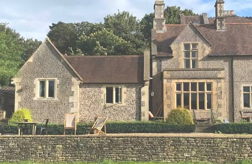 Frome Cabaña | Limestone-clad gem Nestled Within a Country Estate