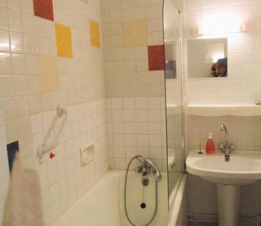Limoges Apartamento | LIMOGES ,bus ligne directe mairie,CHU,facs ,à 5mn du petit leclerc!