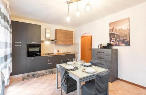 Lonato del Garda Apartamento | Limone Apartment - Featuring a Private Garden and Access to a Pool