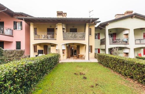 Lonato del Garda Apartamento | Limone Apartment - Featuring a Private Garden and Access to a Pool