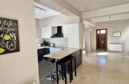 Pervolia Villa | LIMONIA - Villa de lujo frente a la playa junto a la playa con bandera azul con capacidad para 12 (+1 niño