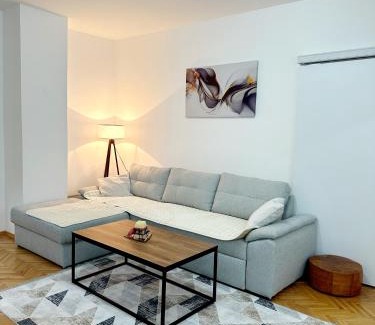 Centar Apartamento | Lina's Apartment -Modern & Cozy Central Skopje