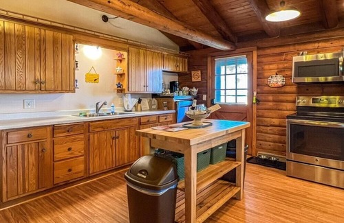 Lake Geneva Cabina | Lincoln Log Cabin · Elkhorn 3 Bedroom 2 Bathroom Log Cabin Sleeps 8