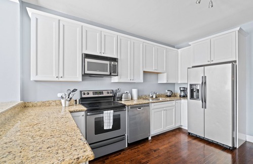Sheffield and DePaul Condominio | Lincoln Park/depaul 8 Bed 1 Parking Spot Sleeps 18 by AllSet Turnover