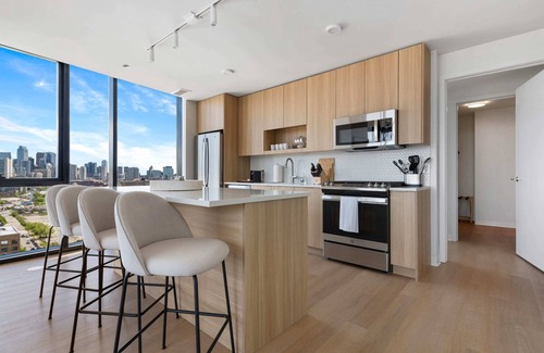 River North Apartamento | Lincoln Park Oasis: Safe Stay, Balcony Views