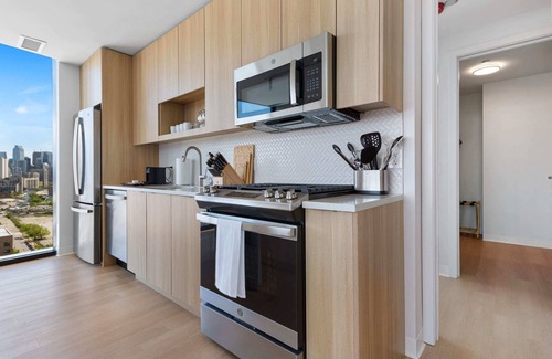 River North Apartamento | Lincoln Park Oasis: Safe Stay, Balcony Views
