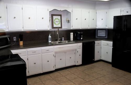 Hodgenville Casa | Lincoln's Red Brick Cottage! Sleeps 7!