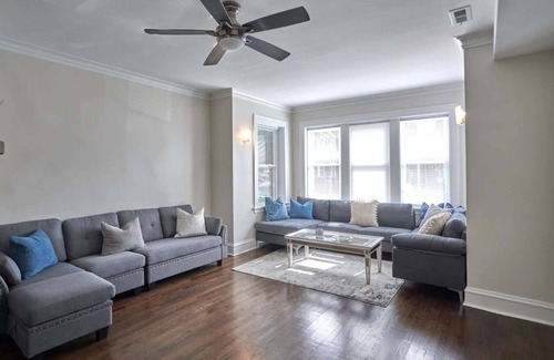 Ravenswood Casa | Lincoln Square Newly Remolded Unit w/ Central HVAC