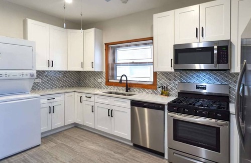 Ravenswood Casa | Lincoln Square Newly Remolded Unit w/ Central HVAC