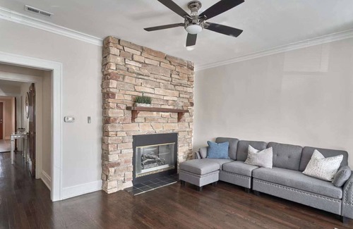 Ravenswood Casa | Lincoln Square Newly Remolded Unit w/ Central HVAC