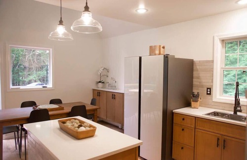 Lincolnville Casa | ‼️Lincolnville 2BR - Beach Vibes & Backyard BBQ