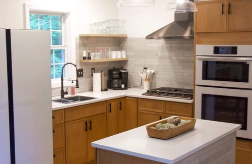 Lincolnville Casa | ‼️Lincolnville 2BR - Beach Vibes & Backyard BBQ