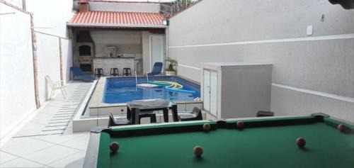 Real Casa | "Lindíssima Casa Pé na Areia com Piscina Aquecida Cobrado a Parte, Sala de Jantar, 3 Amplos Quartos, Sendo1Suíte, Amplo Espaço de Lazer com Área Gourmet em Deck Coberto com Churrasqueira e Mesa de Bilhar Frente a Piscina, Super Pertinho da Praia"