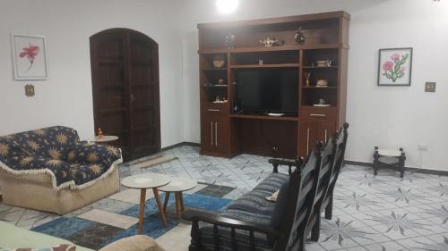Itanhaem Casa | Linda Casa de praia com Super piscina 12x5 Novinha com 3 níveis, Wi-Fi, Tv led,jardim , churrasqueira completa