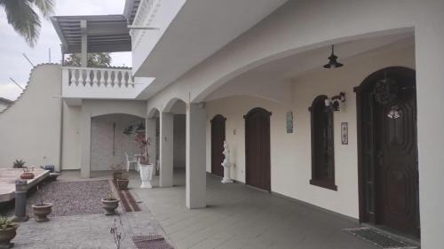 Itanhaem Casa | Linda Casa de praia com Super piscina 12x5 Novinha com 3 níveis, Wi-Fi, Tv led,jardim , churrasqueira completa