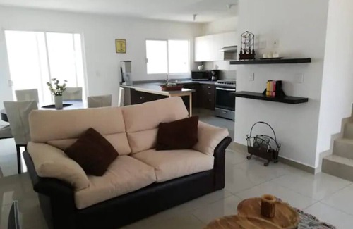 Querétaro Casa | Linda casa en fraccionamiento con alberca