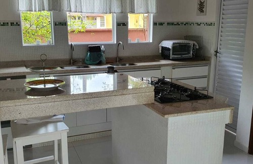Guarutuba Casa | Linda Casa PÉ NA Areia, Três Suítes, Churrasqueira, Hidromassagem