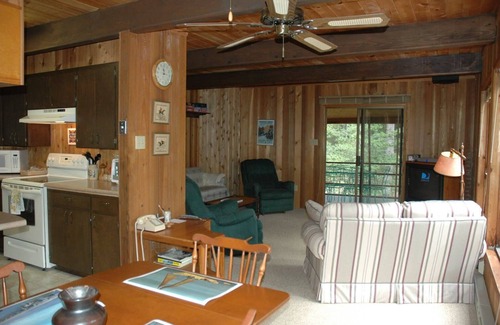Cedar Mountain Cabina | Casa de cedro de Lindal ubicada al lado del Bosque Recreativo Estatal de Dupont.