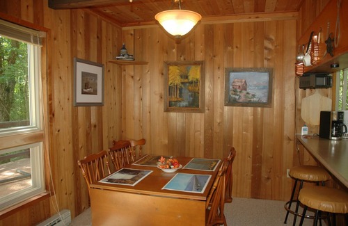 Cedar Mountain Cabina | Casa de cedro de Lindal ubicada al lado del Bosque Recreativo Estatal de Dupont.