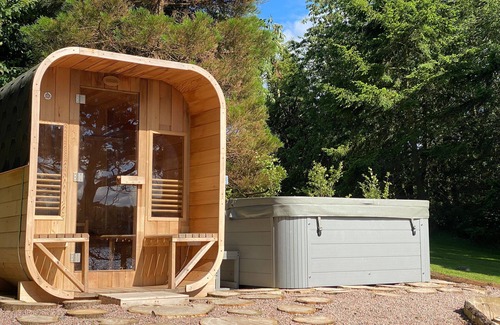 County Cavan Cabaña | Linden Lodge, Dog-friendly, Adults only.Great getaway Hot Tub, Sauna & Kayaks.