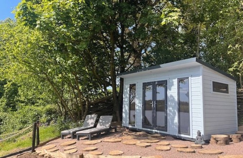 County Cavan Cabaña | Linden Lodge, Dog-friendly, Adults only.Great getaway Hot Tub, Sauna & Kayaks.