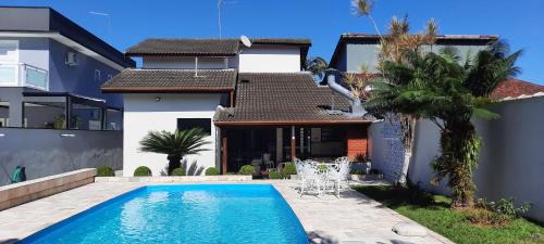 Morada da Praia Casa | Lindo Sobrado com Piscina em Condomínio Fechado