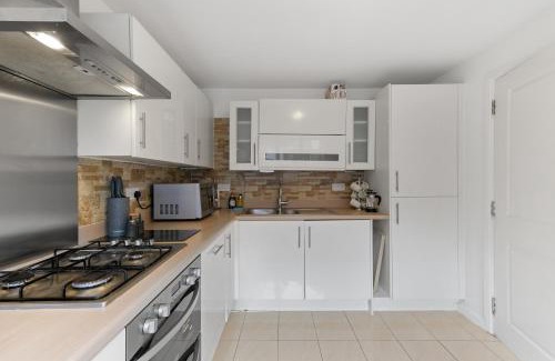Maidenhead Apartamento | Lindsey Serviced 4 Bedrooom 2 Bath house with Parking Maidenhead