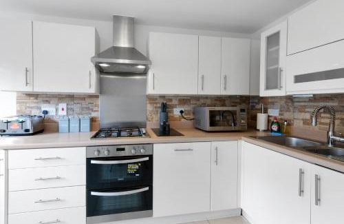 Maidenhead Apartamento | Lindsey Serviced 4 Bedrooom 2 Bath house with Parking Maidenhead