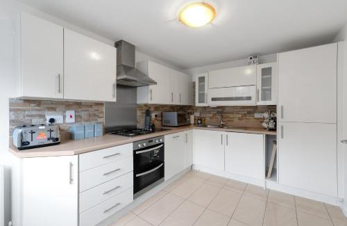Maidenhead Apartamento | Lindsey Serviced 4 Bedrooom 2 Bath house with Parking Maidenhead